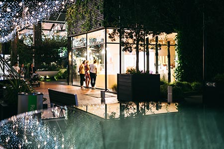 shopping on te ara tahuhu photo by david st george x