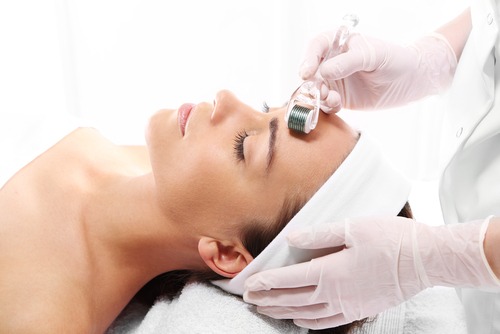 Dermapen-Needling-Vs-At-Home-Microneedle-Roller-Treatment-Which-Is-Better