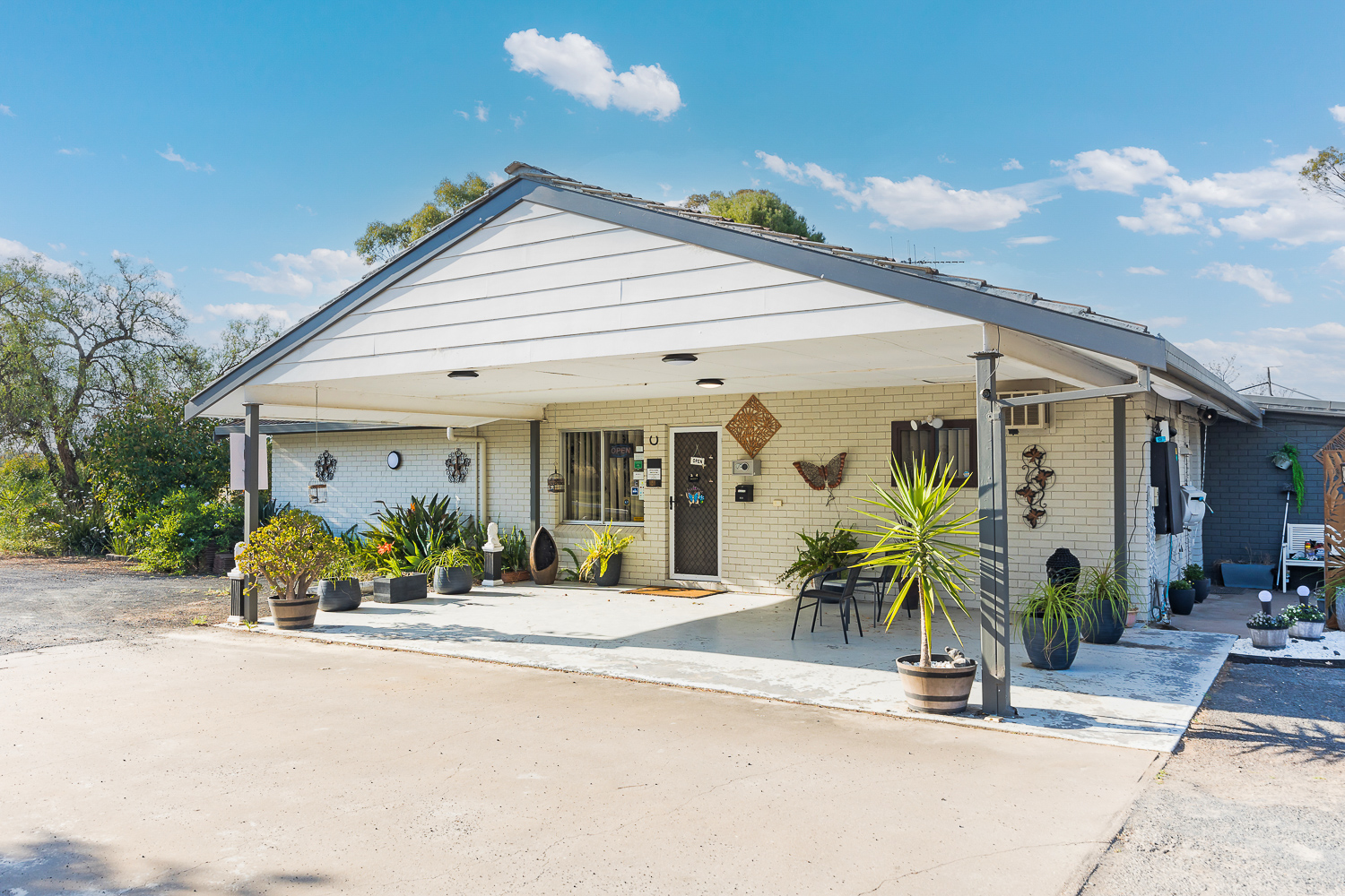 Castlereagh Motor Inn  Established Freehold Motel with DA for another 10 rooms