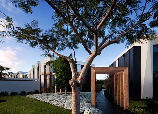 Reside and Prosper. Beautiful Home, Attached Office, and $257K Net in Robinas Finest Precinct