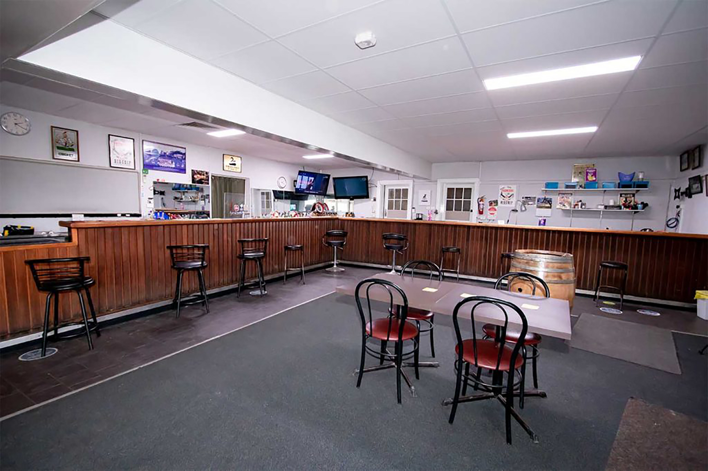 ONE OF THE CHEAPEST PUBS IN VICTORIA - 121HF
