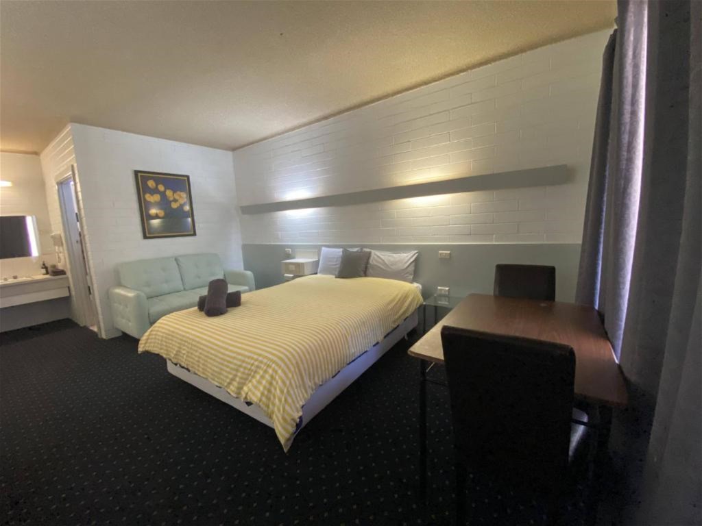 12-room Leasehold Motel Offering Strong Profits, A 30-year Lease & Lif..