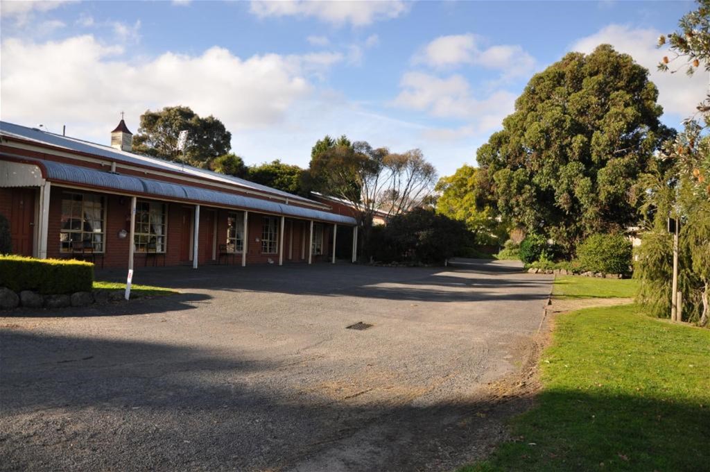 Freehold Going Concern 24 Key Motel with Approved Permit for 20 Additional Rooms