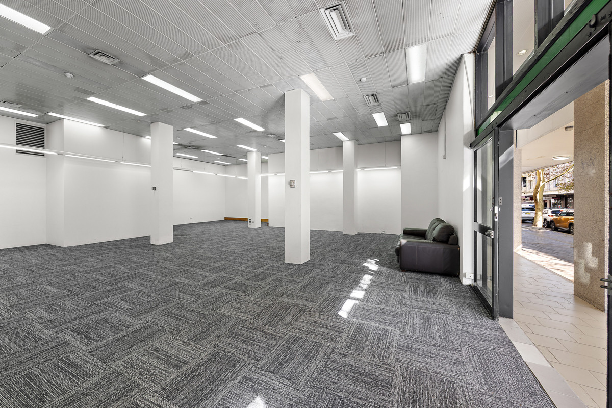 Spacious retail or office suite, superb location