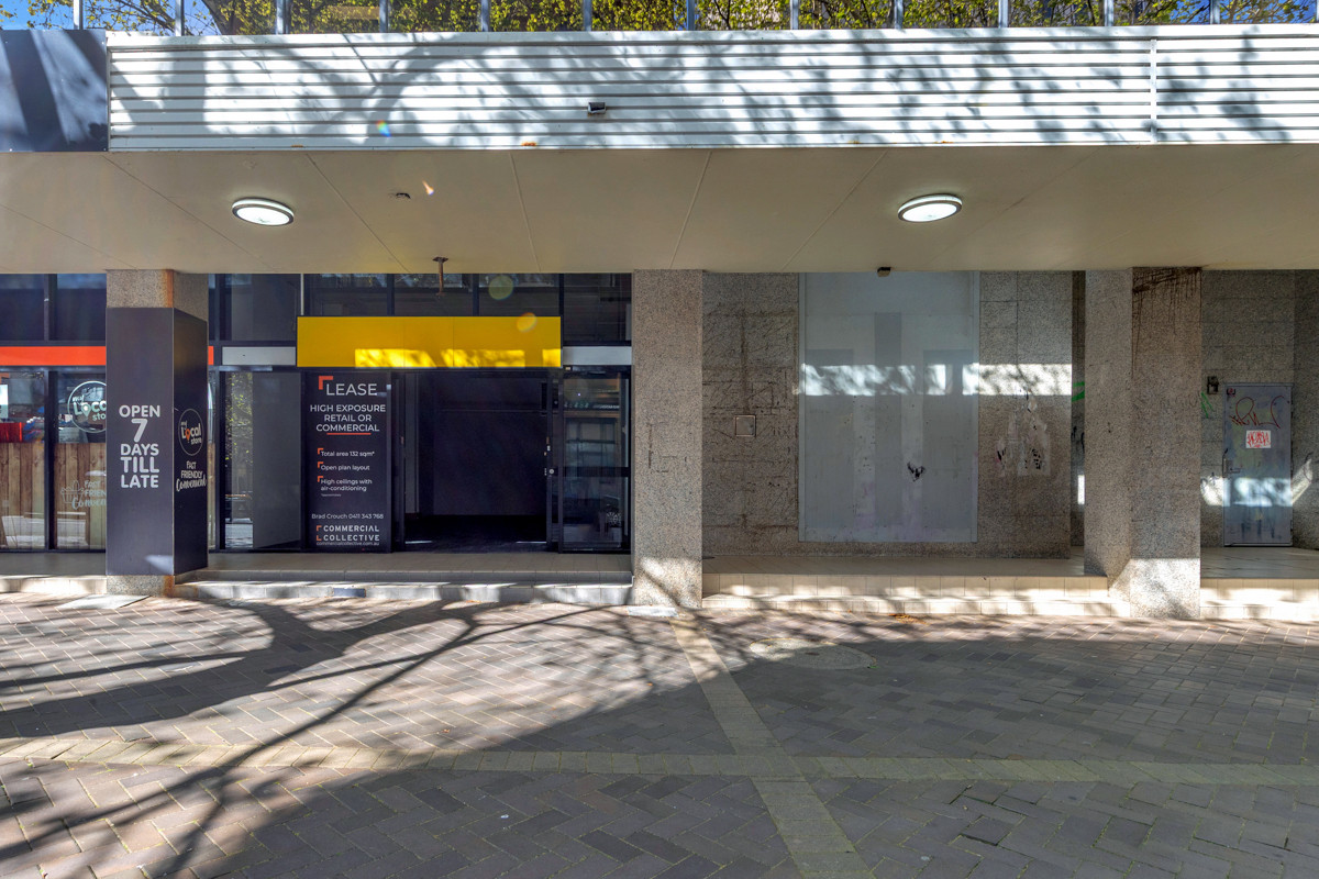 Spacious retail or office suite, superb location