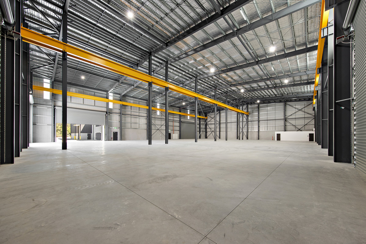 1,906sqm high-clearance workshop with 20-tonne overhead crane