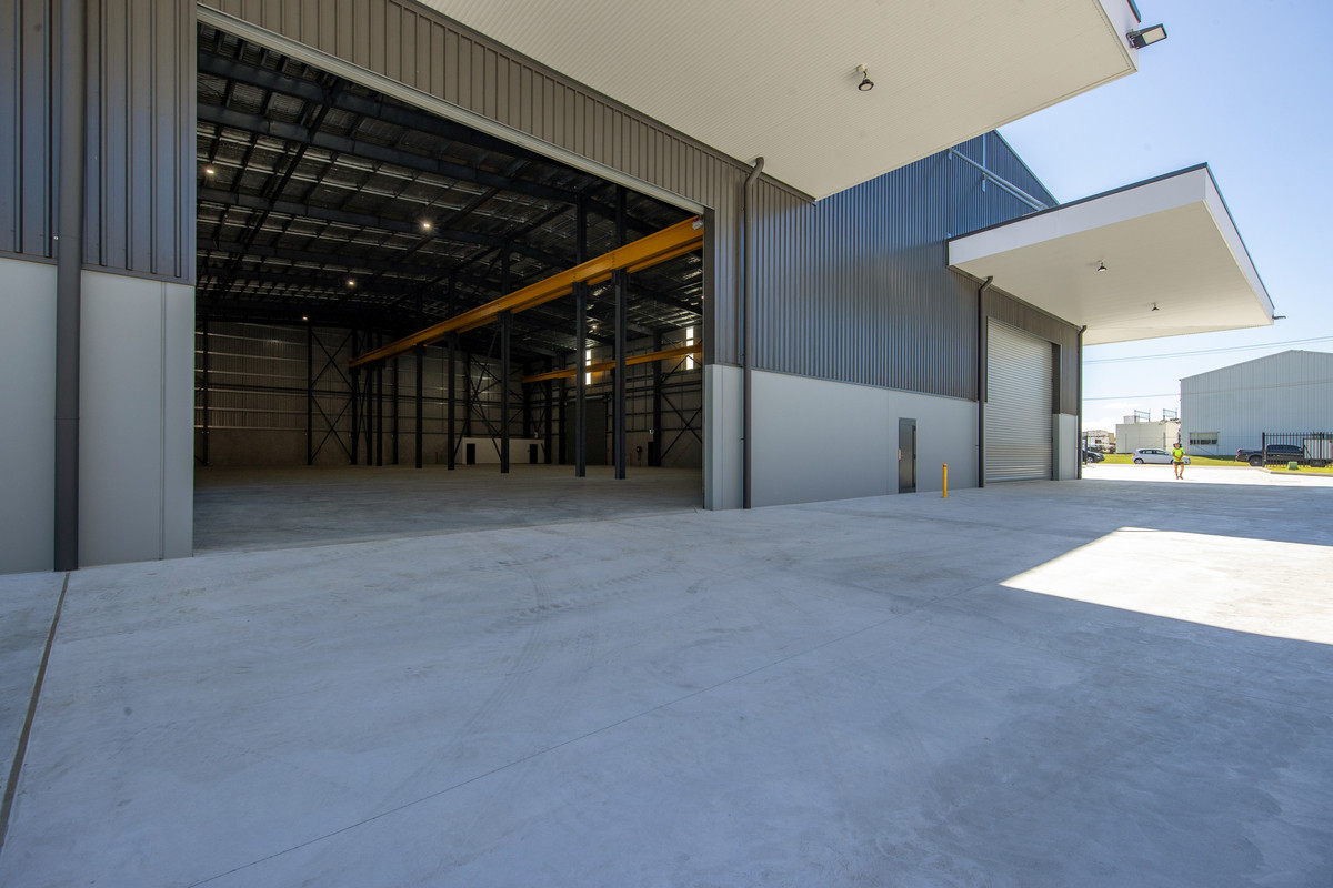 1,906sqm high-clearance workshop with 20-tonne overhead crane