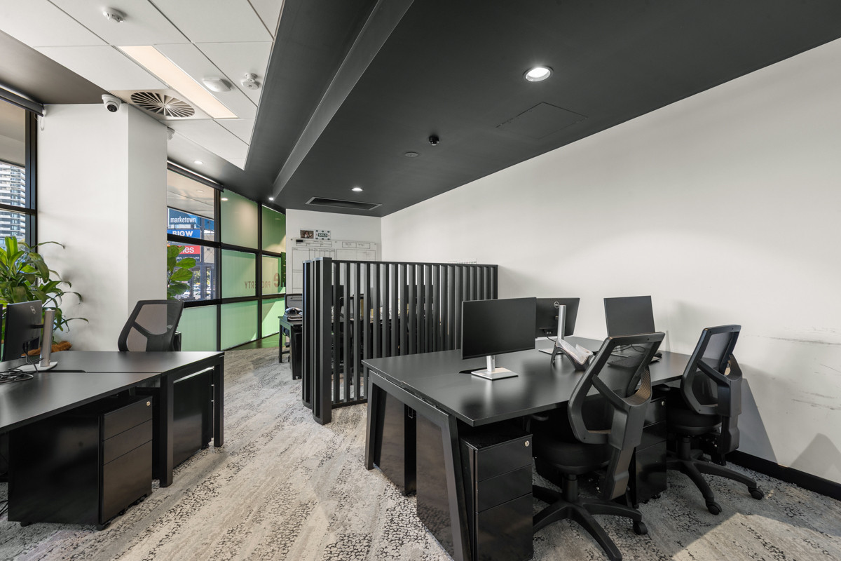 A-grade office in high-exposure corner location