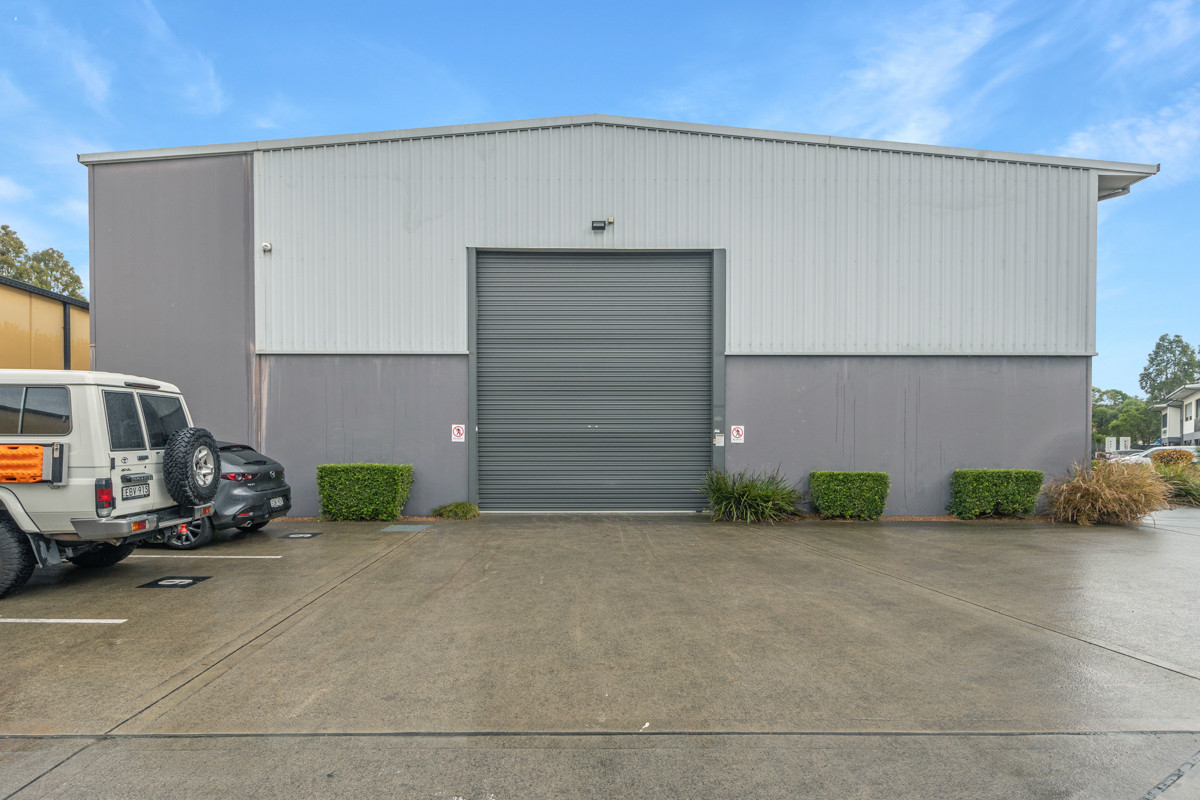 Price reduced! Industrial warehouse with reception office and 5 allocated car parks