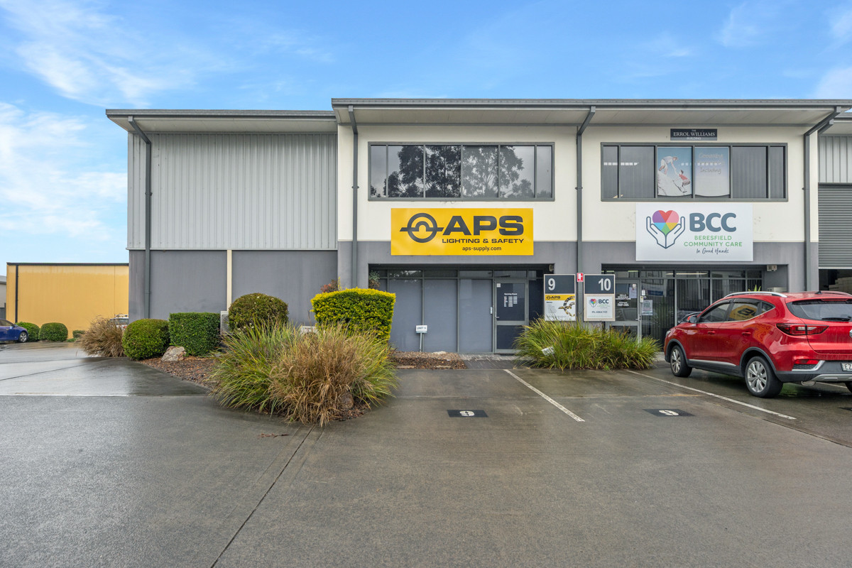 Price reduced! Industrial warehouse with reception office and 5 allocated car parks