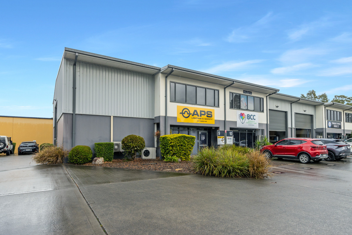 Price reduced! Industrial warehouse with reception office and 5 allocated car parks