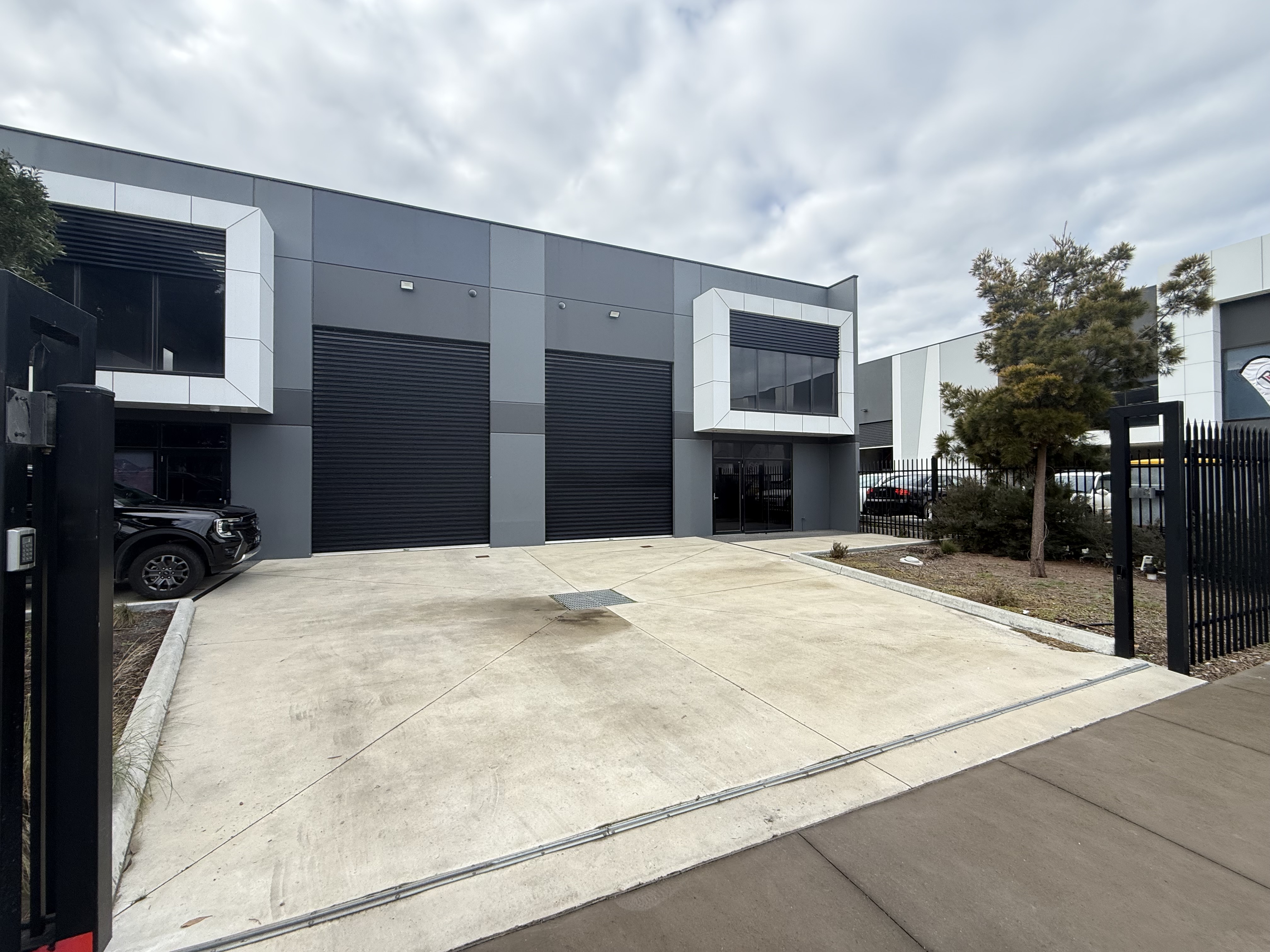 AFFORDABLE WAREHOUSING MOMENTS FROM MORDIALLOC FREEWAY