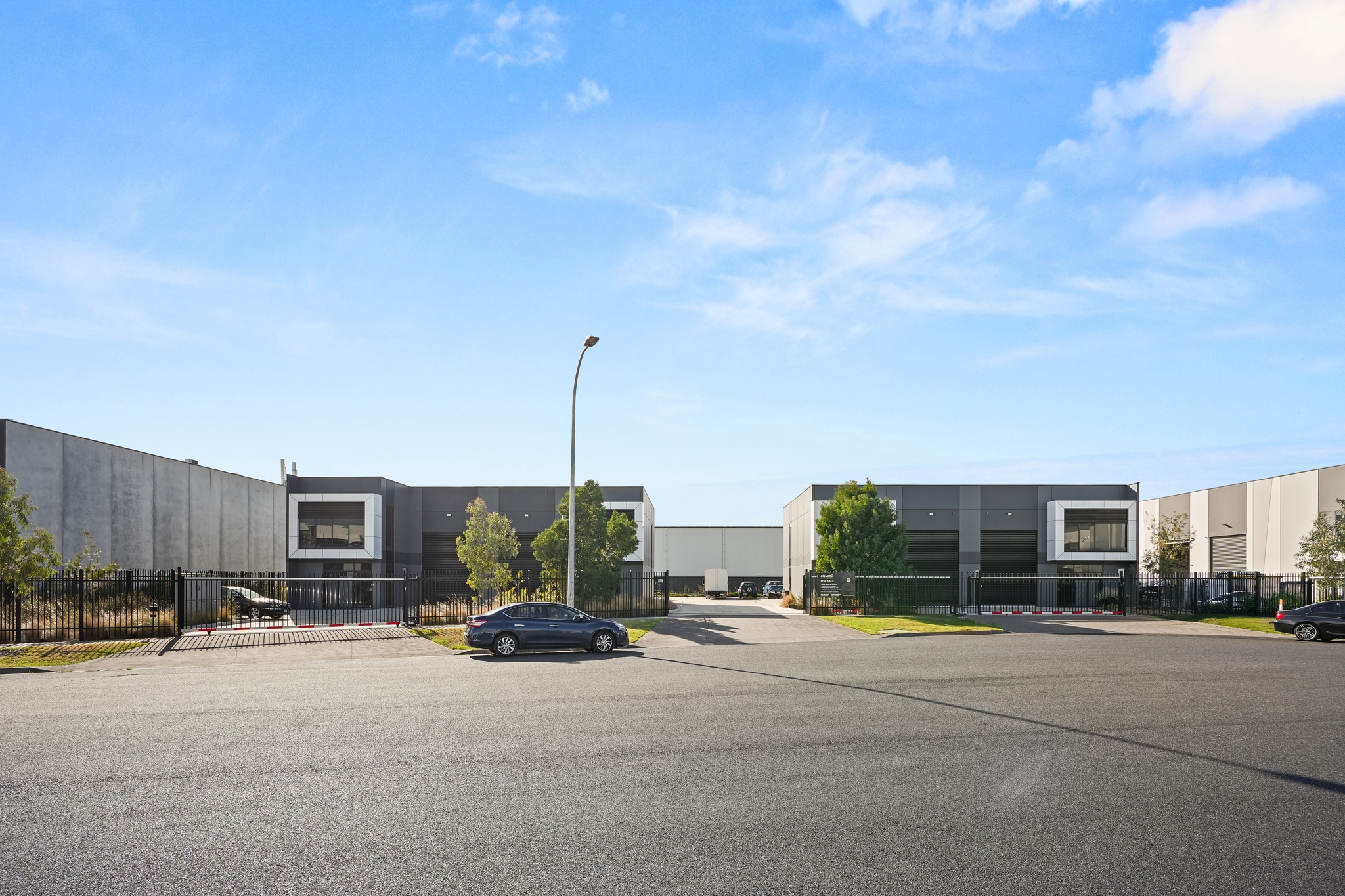 AFFORDABLE WAREHOUSING MOMENTS FROM MORDIALLOC FREEWAY