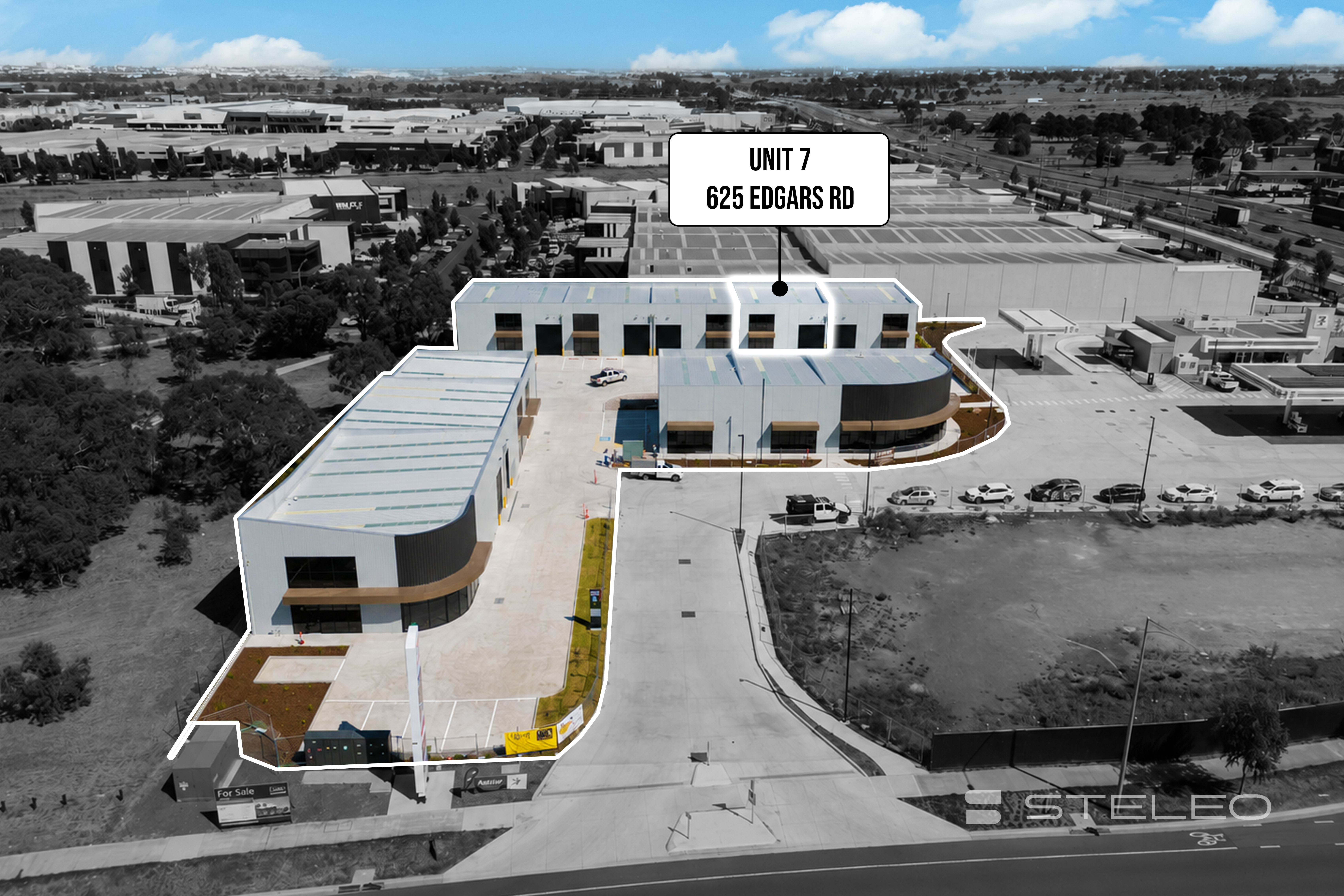HIGH-EXPOSURE PREMISES | NEXT TO STARBUCKS & 7-ELEVEN