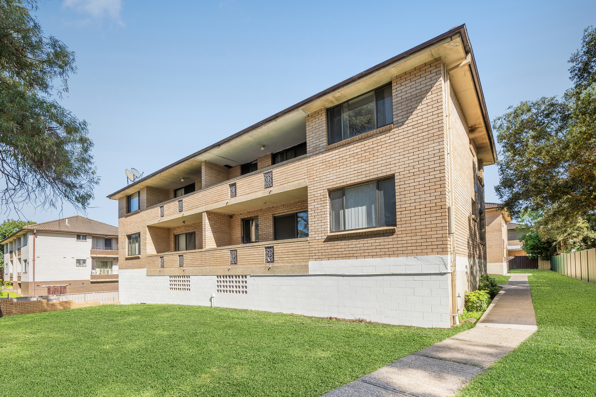 Fully-Leased Boutique Block of 10 in the Heart of Auburn