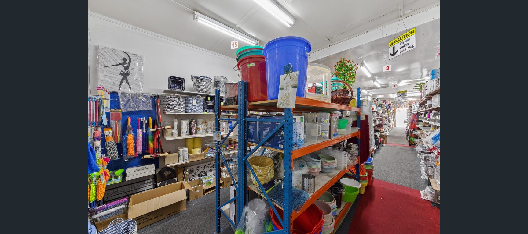 LARGE RETAIL OUTLET IN PRIME EXPOSED HIGH TRAFFIC LOCATION