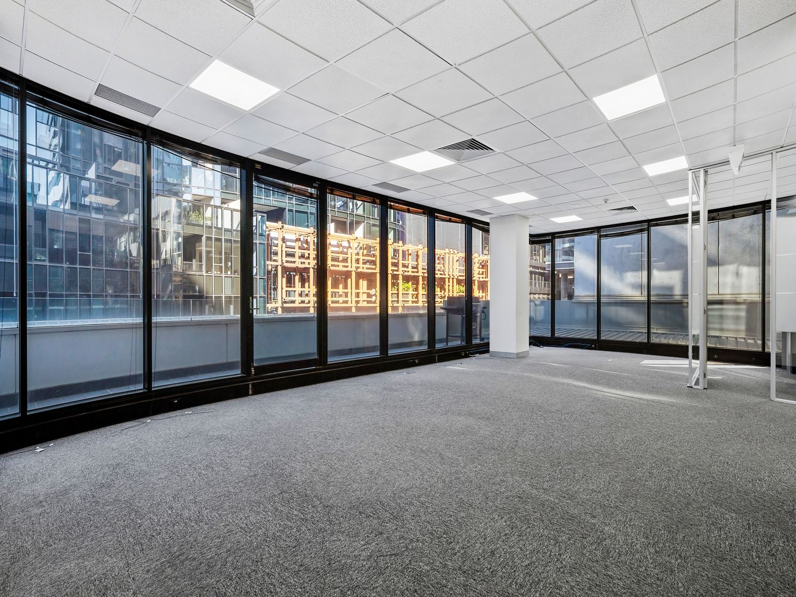 Best Value Fully Fitted Professional Suite - 5 car parks and outdoor area