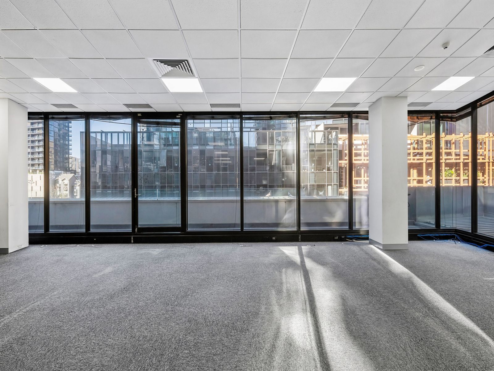 Best Value Fully Fitted Professional Suite - 5 car parks and outdoor area