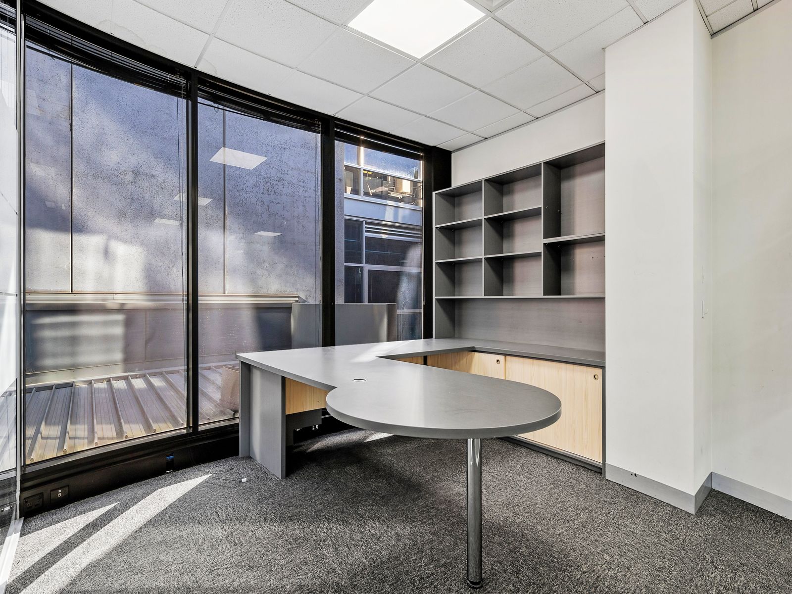 Best Value Fully Fitted Professional Suite - 5 car parks and outdoor area