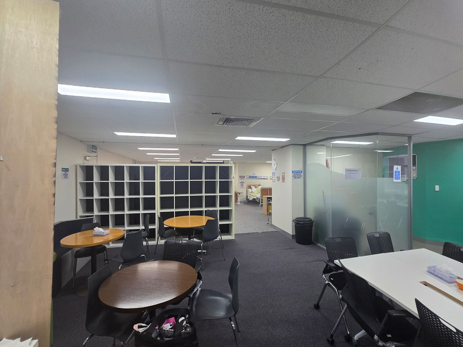 Paris end offices - offices and kitchen and open plan area