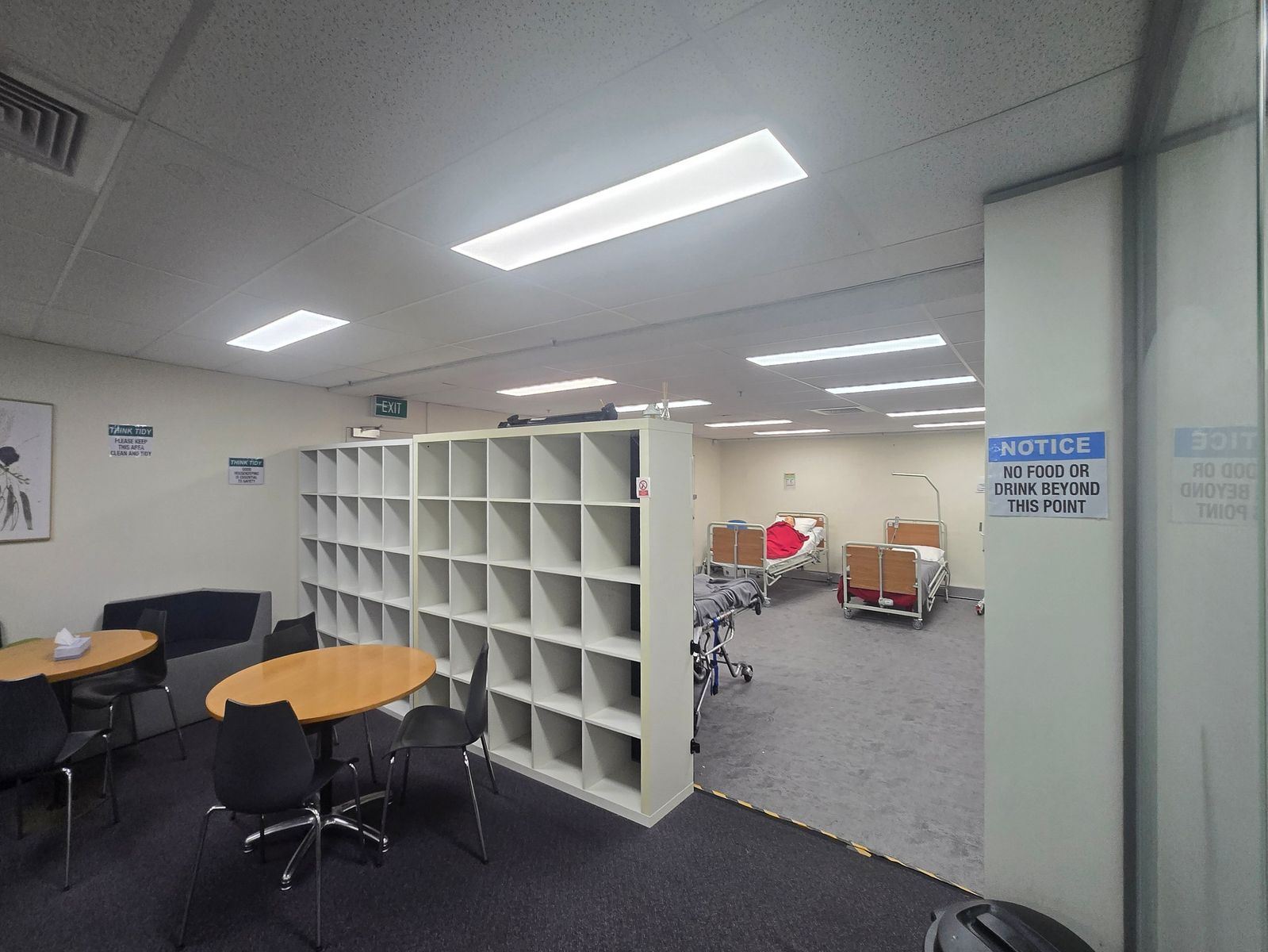 Paris end offices - offices and kitchen and open plan area