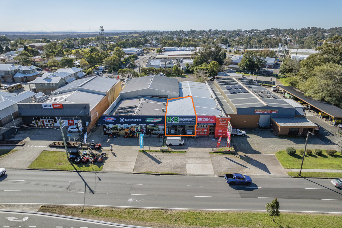 Showroom and retail space with high street exposure