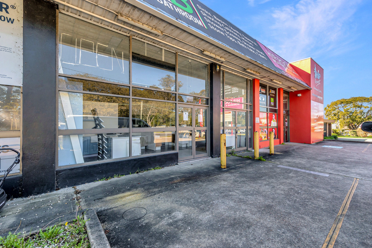 Showroom and retail space with high street exposure