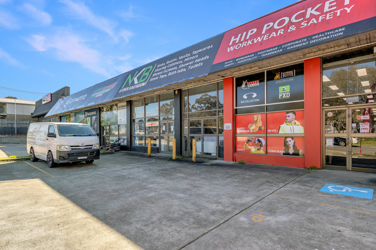 Showroom and retail space with high street exposure