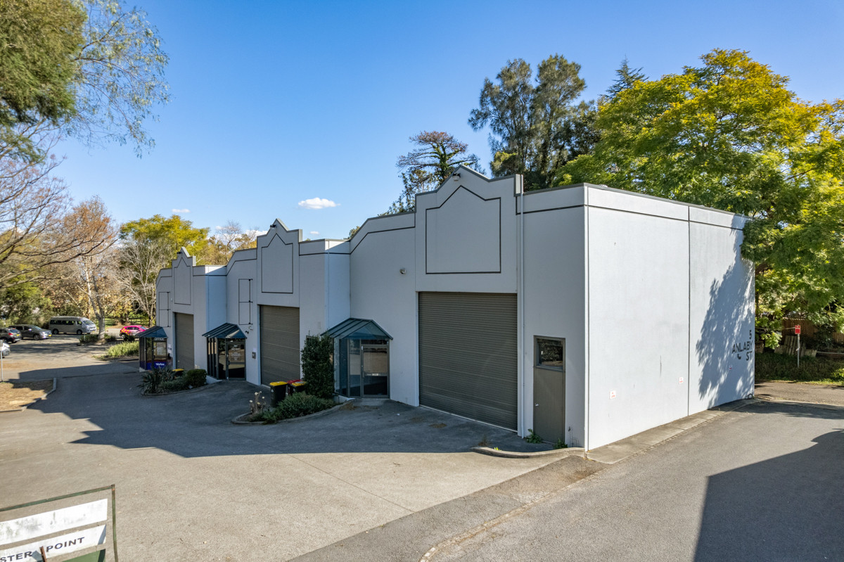 Central warehouse with air-conditioned office space