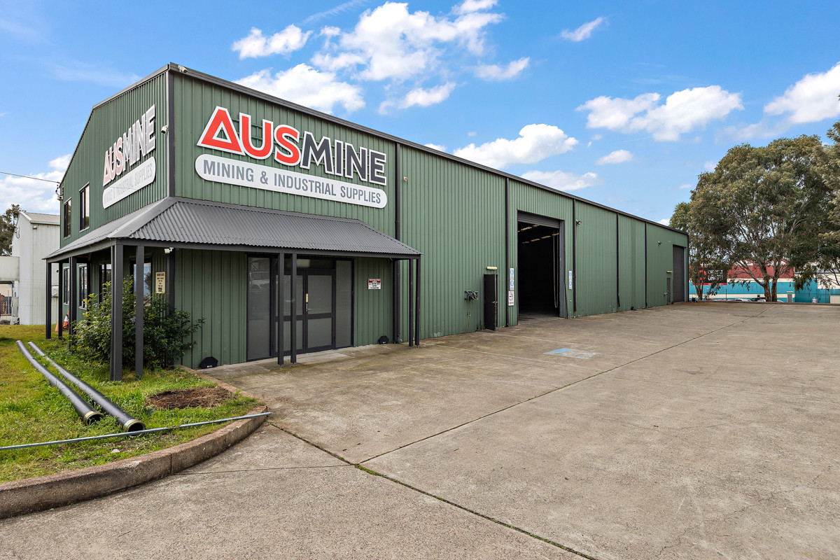 Freestanding warehouse and showroom with hardstand