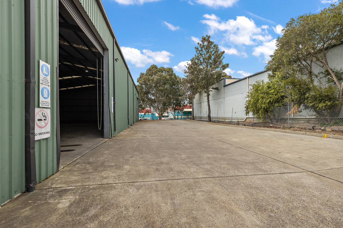 Freestanding warehouse and showroom with hardstand