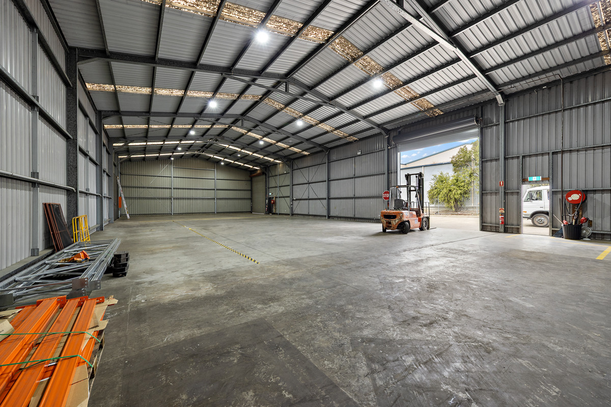 Freestanding warehouse and showroom with hardstand