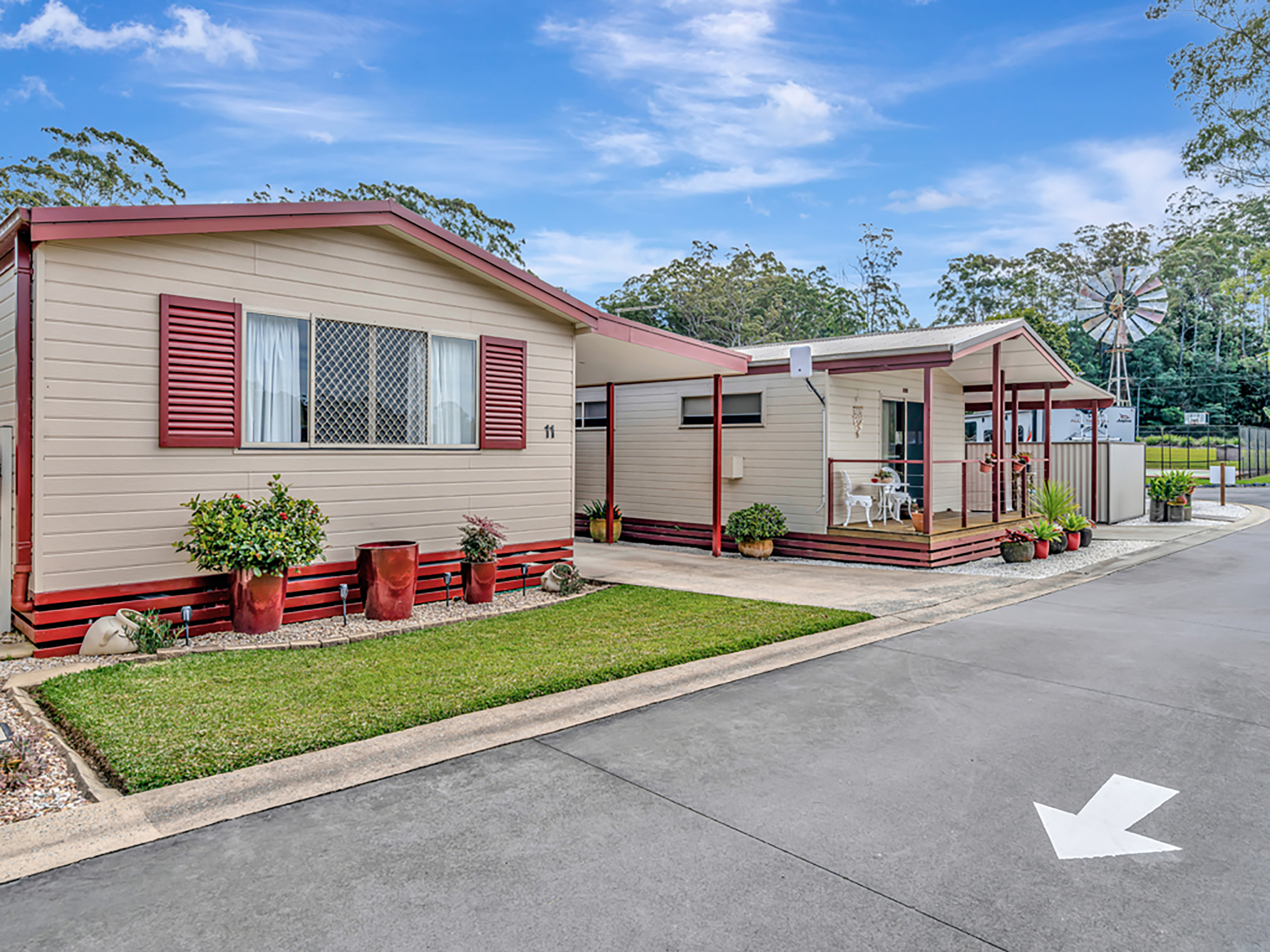 EXCLUSIVE LIFESTYLE & COMMERCIAL OPPORTUNITY IN BONVILLE/COFFS HARBOUR - 97MHE