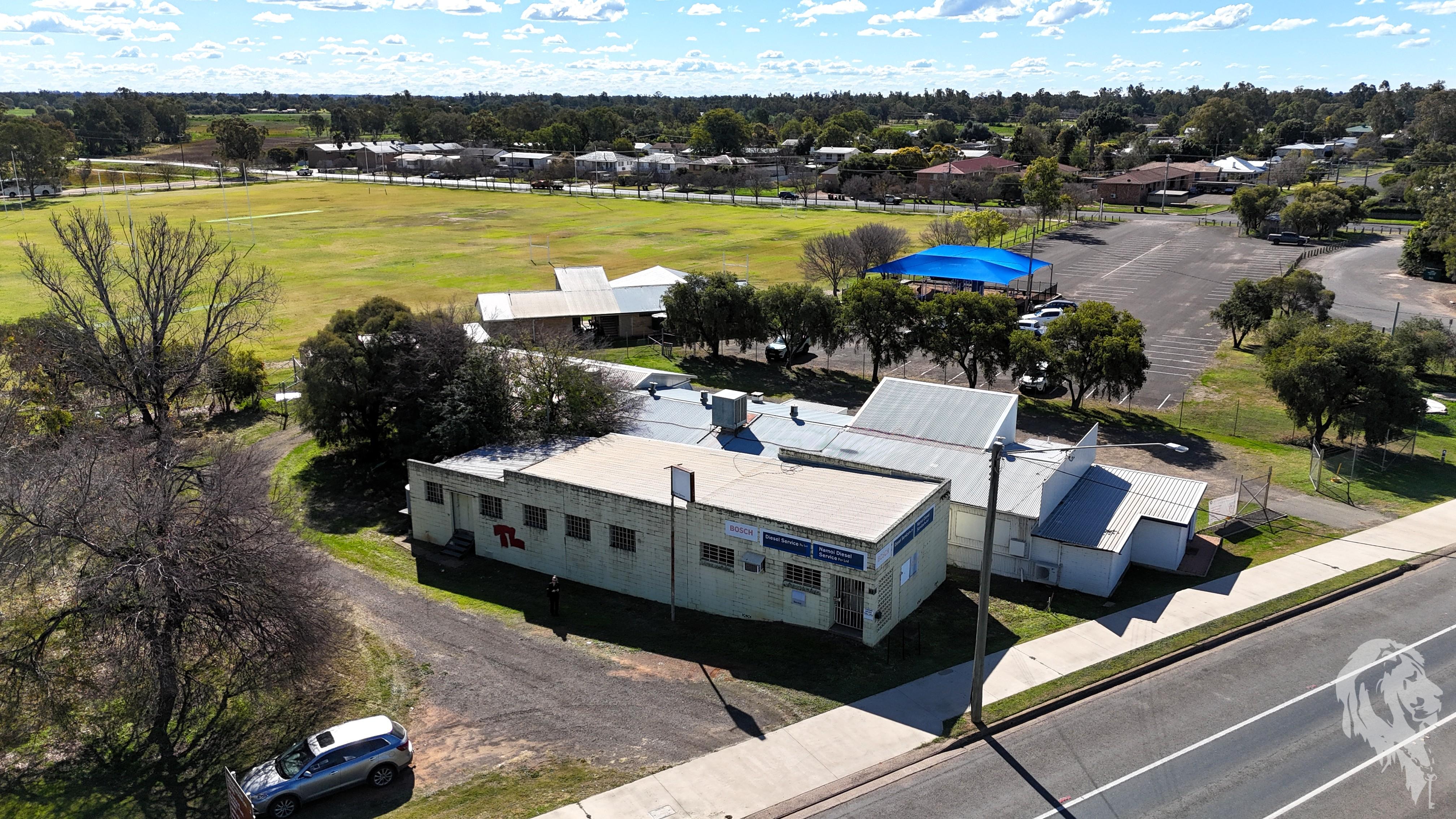 ENTRY-LEVEL COMMERCIAL PREMISES ON THE HIGHWAY!