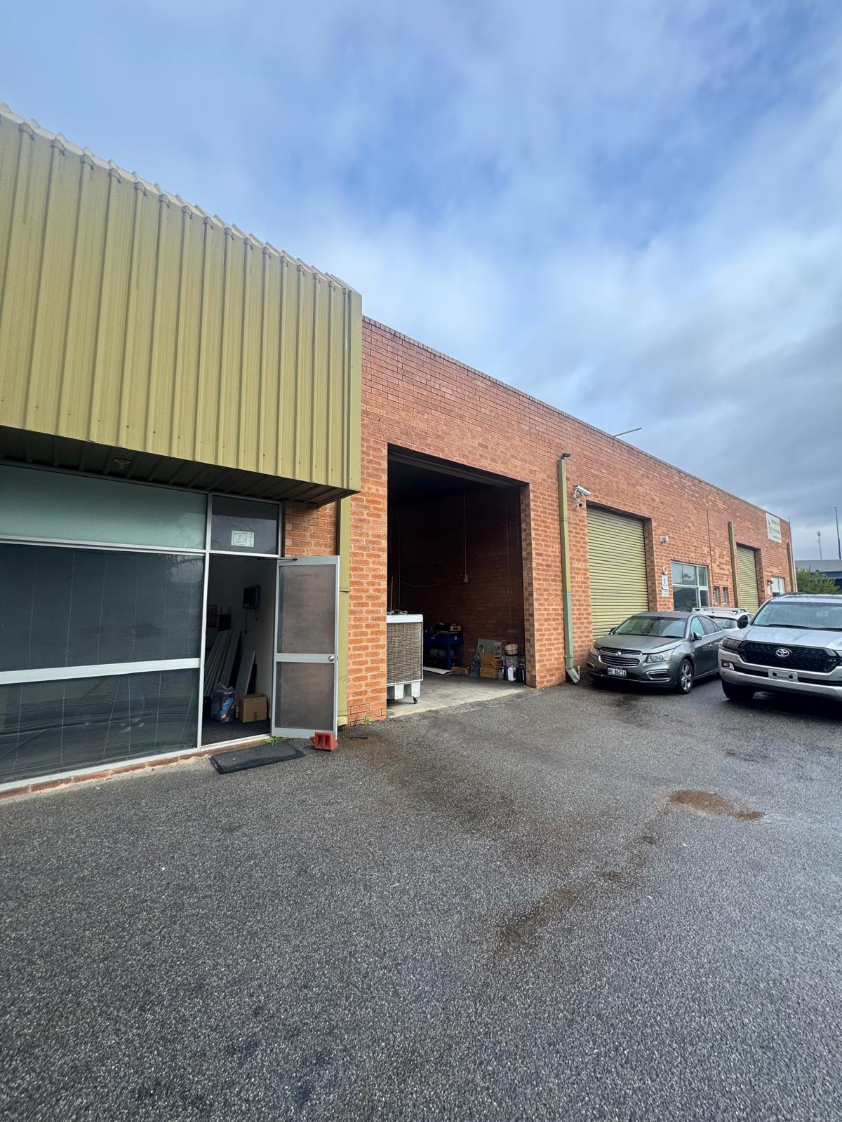 Office / Warehouse in Prime Location