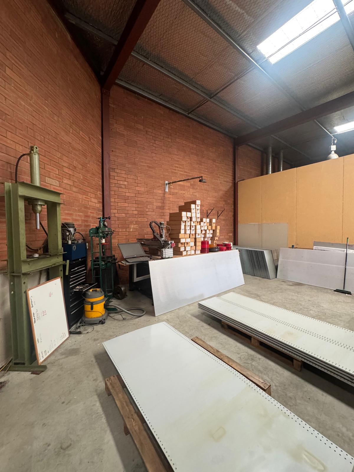 Office / Warehouse in Prime Location