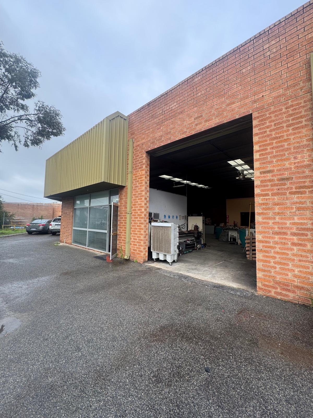 Office / Warehouse in Prime Location