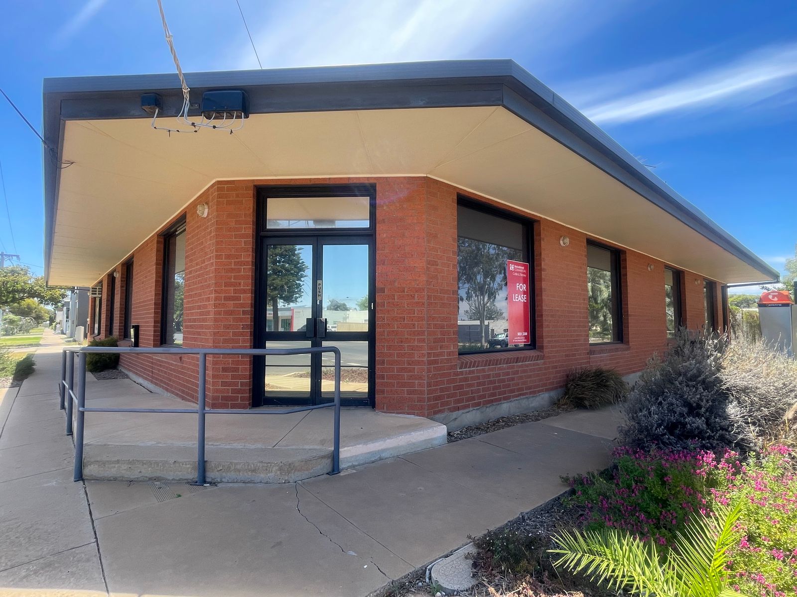 FOR LEASE  PRIME COMMERCIAL OFFICE SPACE