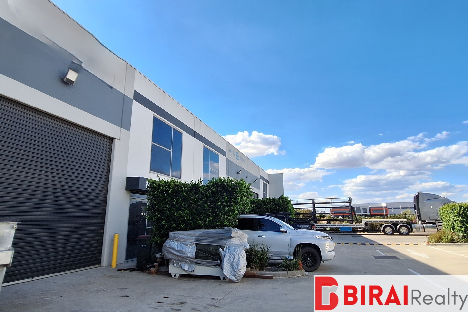 WAREHOUSE WITH SHOWROOM/OFFICE FOR SALE EPPING 260M2*