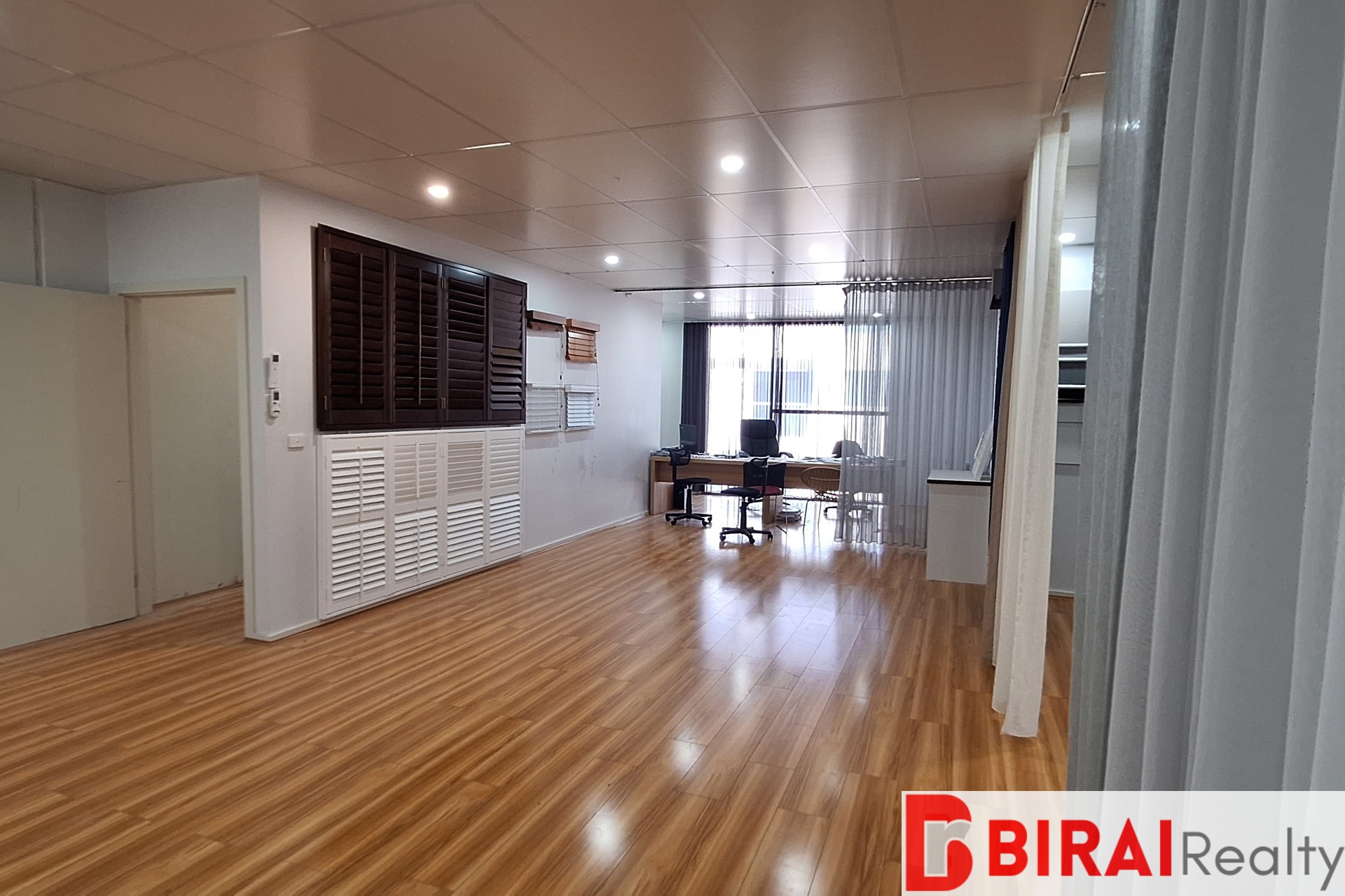 WAREHOUSE WITH SHOWROOM/OFFICE FOR SALE EPPING 260M2*