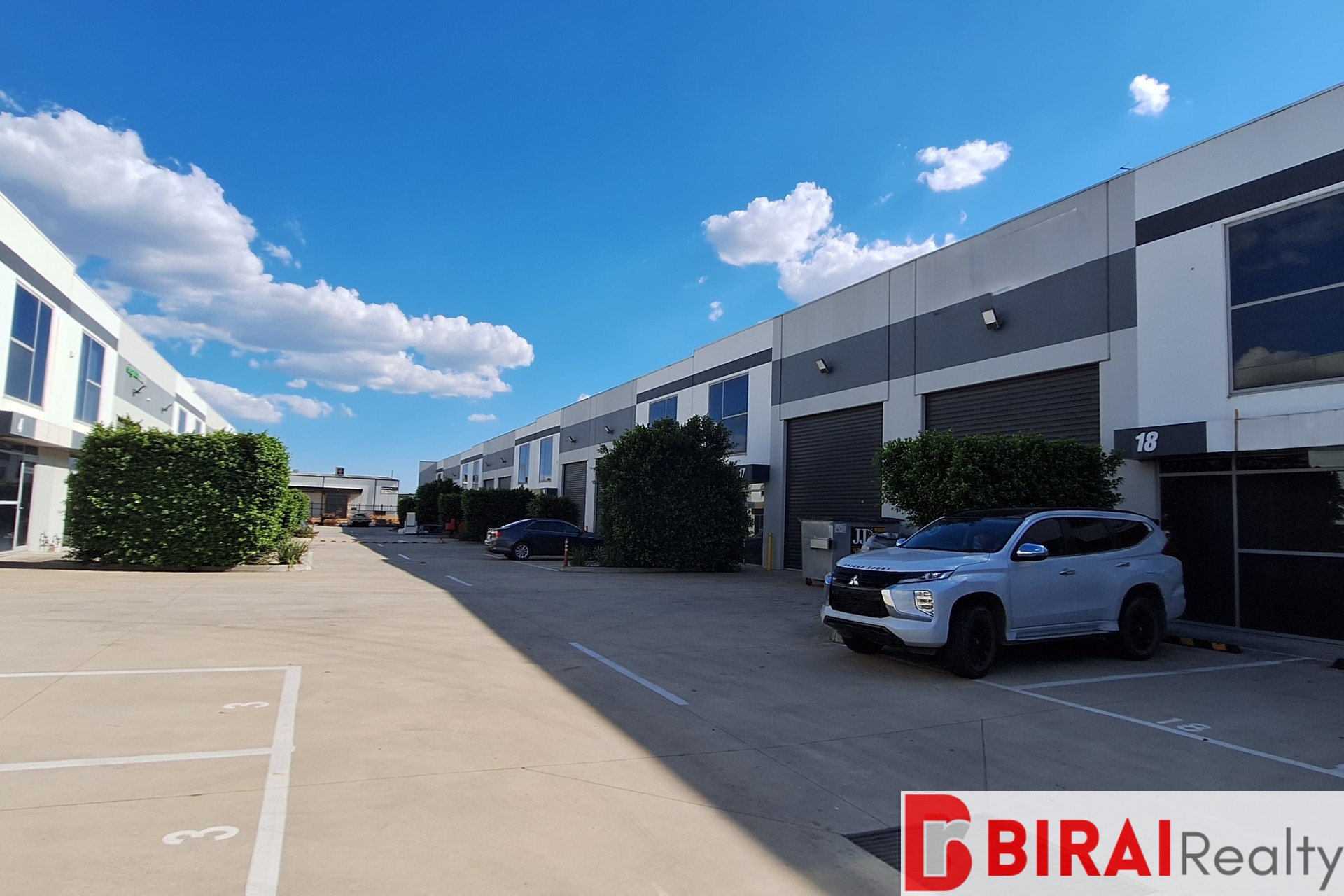 WAREHOUSE WITH SHOWROOM/OFFICE FOR SALE EPPING 260M2*