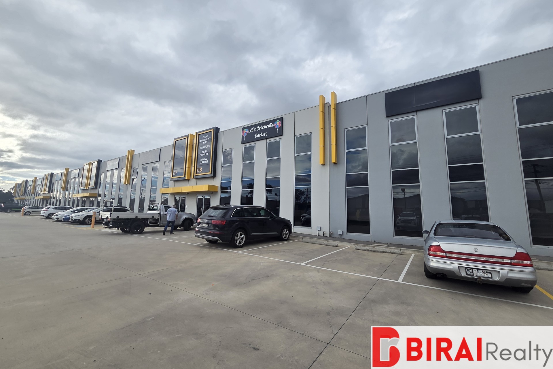 SHOWROOM/RETAIL/OFFICE SPACE FOR LEASE IN ALTONA 263M2*