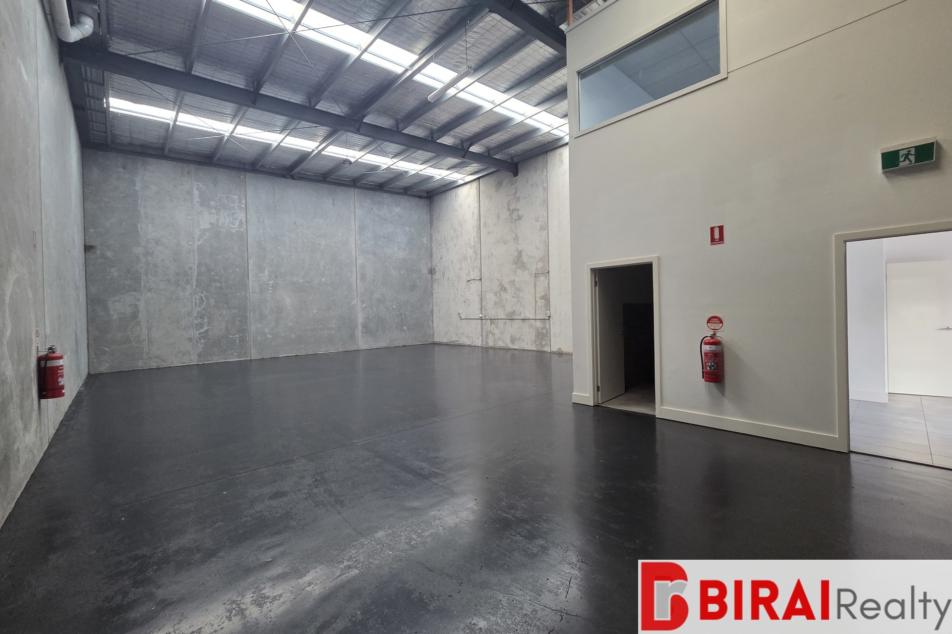 STANDALONE WAREHOUSE FOR LEASE IN RAVENHALL 260M2*