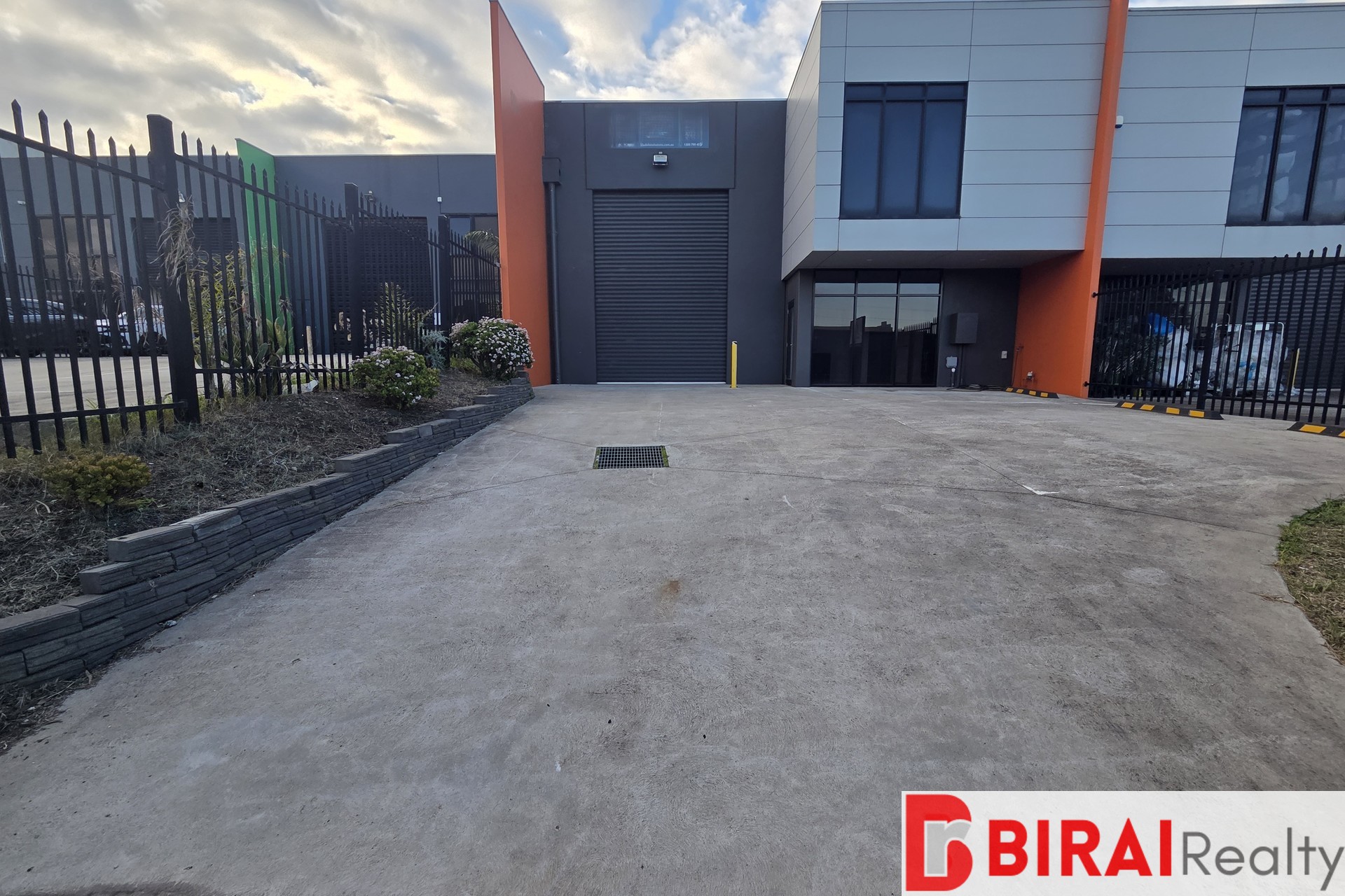 STANDALONE WAREHOUSE FOR LEASE IN RAVENHALL 260M2*