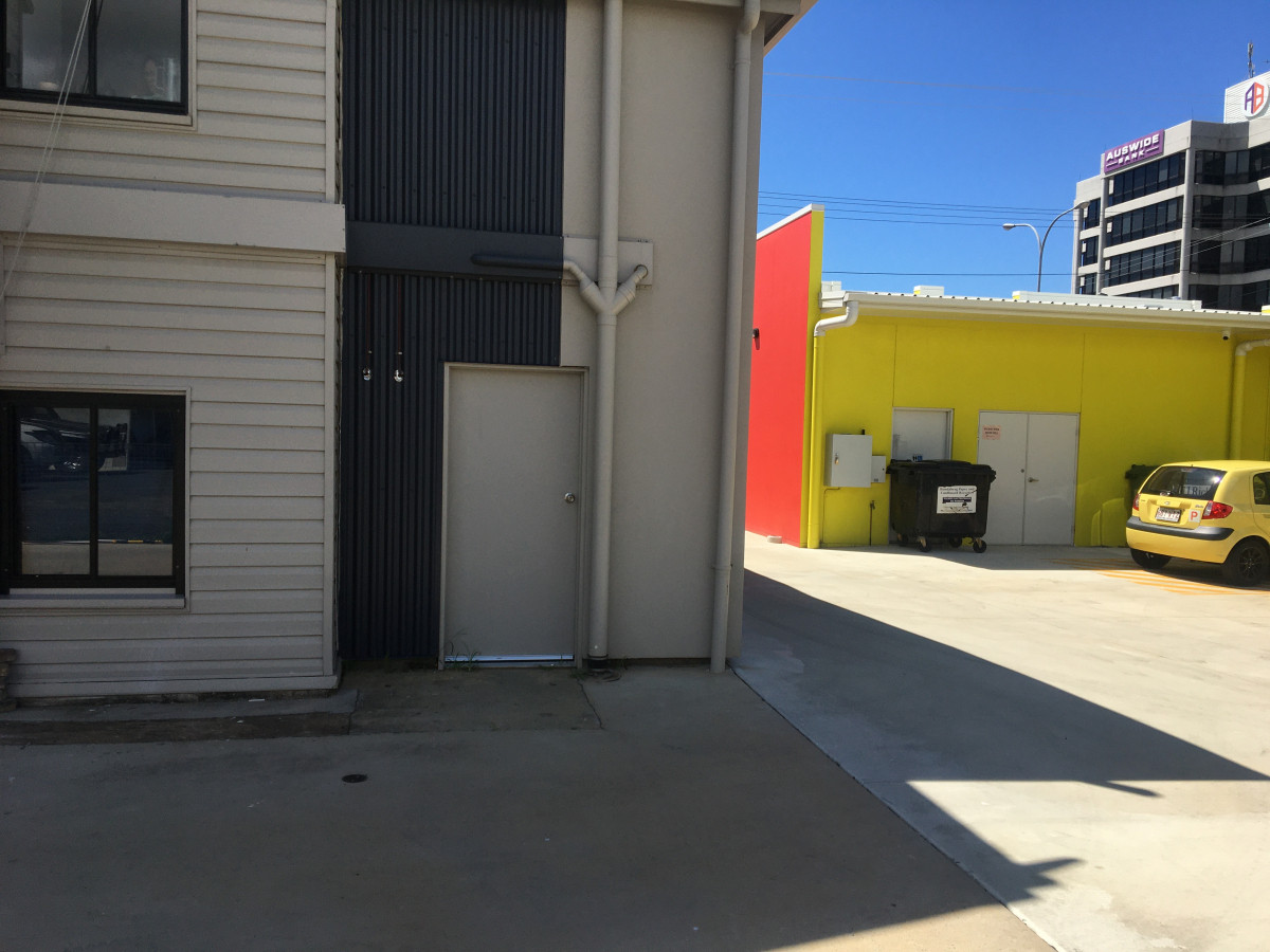 Inner city storage unit with a floor area of 23m2. Smart unit in a very convenient location.
