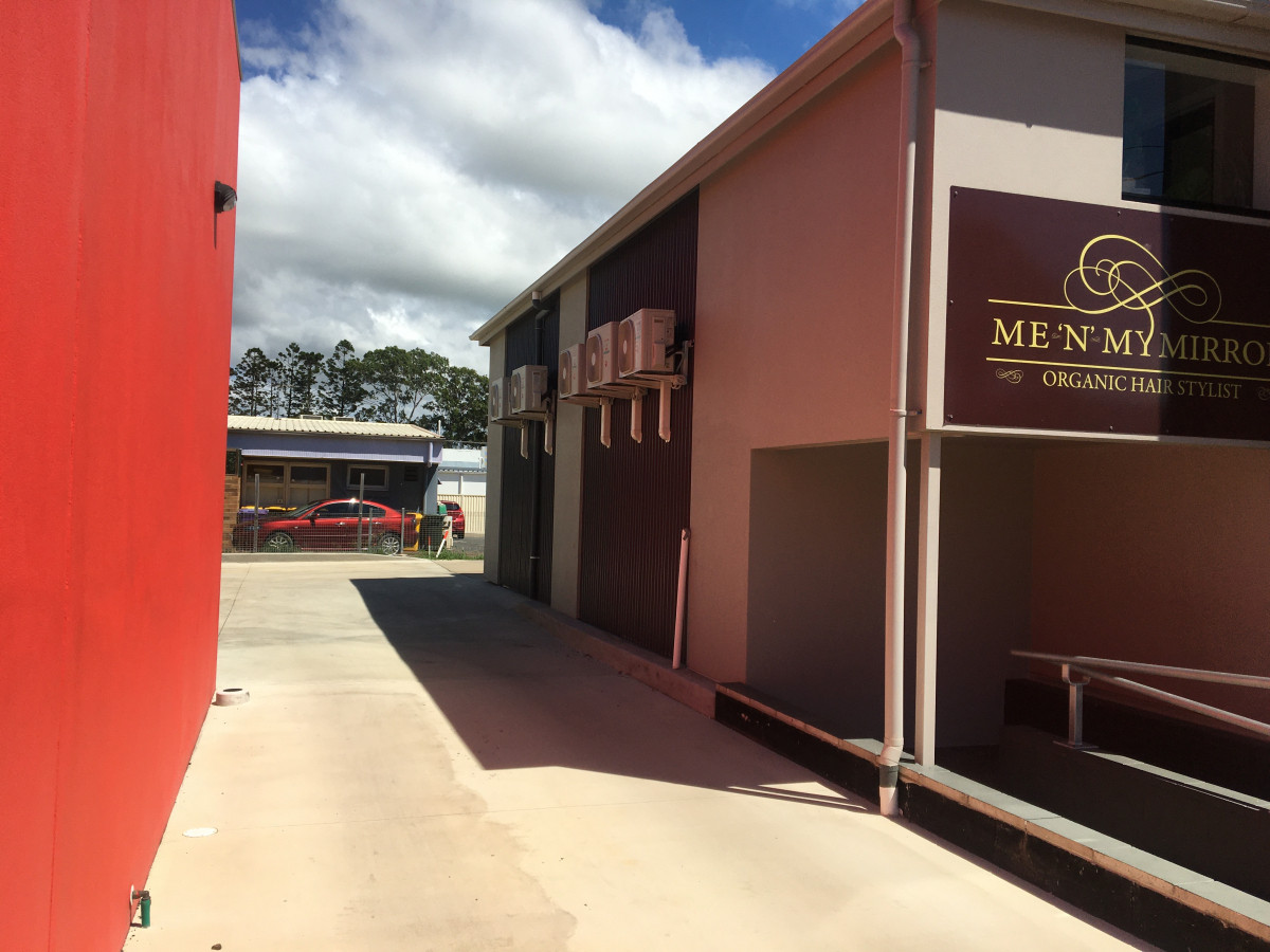 Inner city storage unit with a floor area of 23m2. Smart unit in a very convenient location.