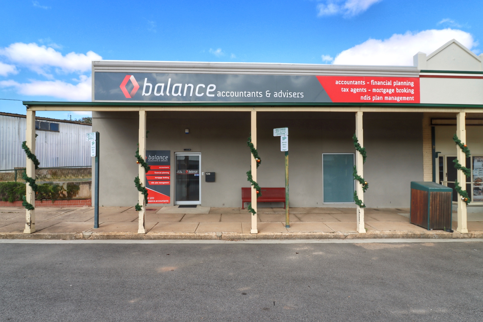 'AS NEW' EXTENSIVELY RENOVATED THROUGHOUT, PREMIUM LOCATION (TENANTED 6.1- 6.5% RETURN) with flexible new lease option available!