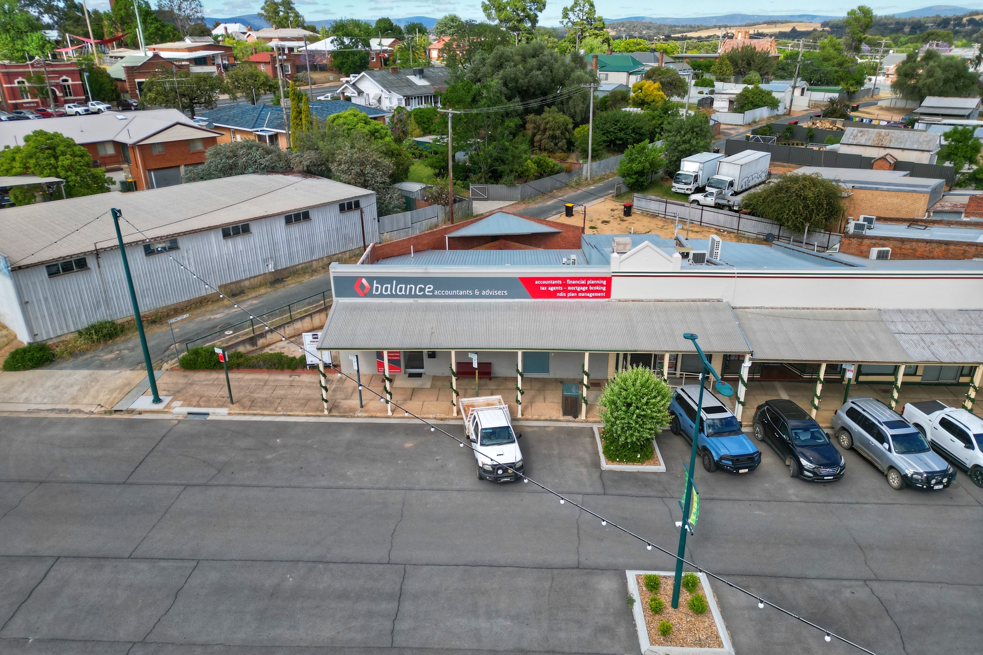 'AS NEW' EXTENSIVELY RENOVATED THROUGHOUT, PREMIUM LOCATION (TENANTED 6.1- 6.5% RETURN) with flexible new lease option available!