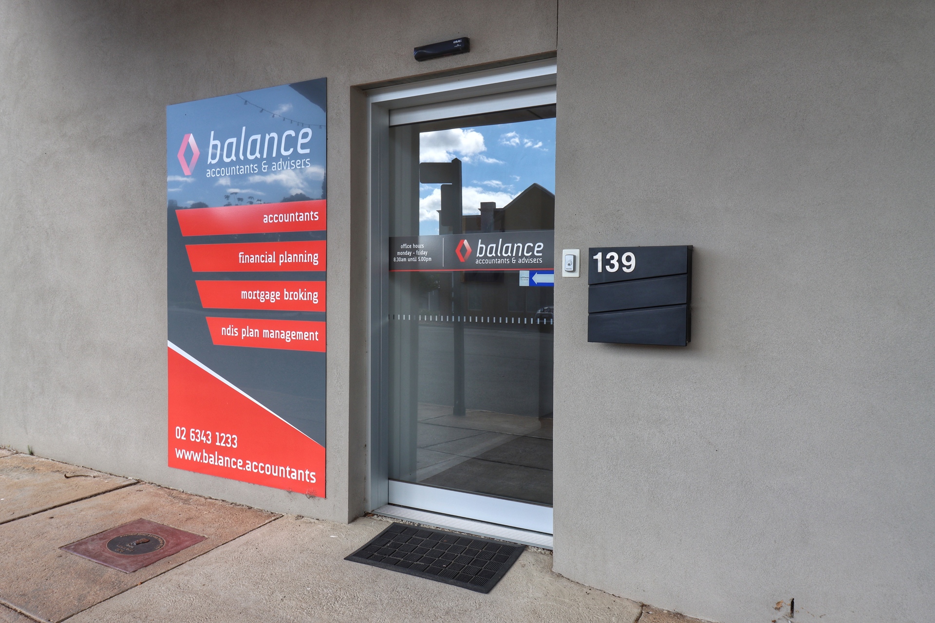 'AS NEW' EXTENSIVELY RENOVATED THROUGHOUT, PREMIUM LOCATION (TENANTED 6.1- 6.5% RETURN) with flexible new lease option available!