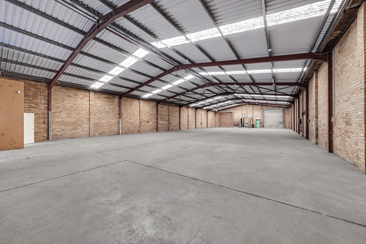 High-clearance industrial premises with rear access